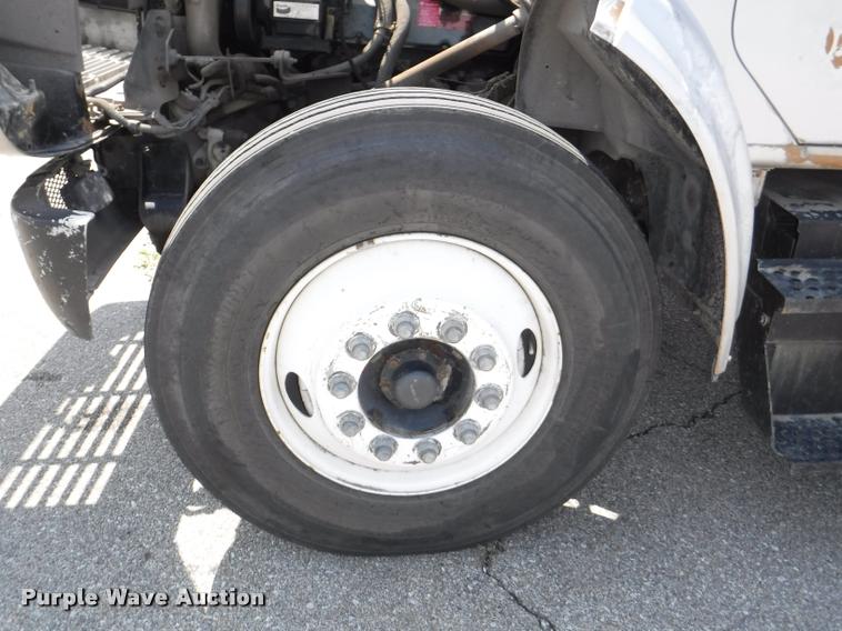 image for item K5915 2001 International 4700 wrecker truck