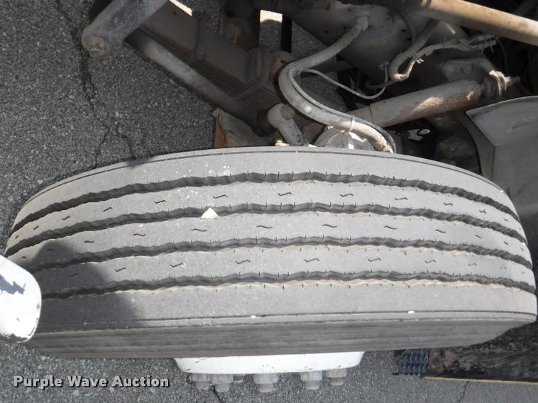 image for item K5915 2001 International 4700 wrecker truck