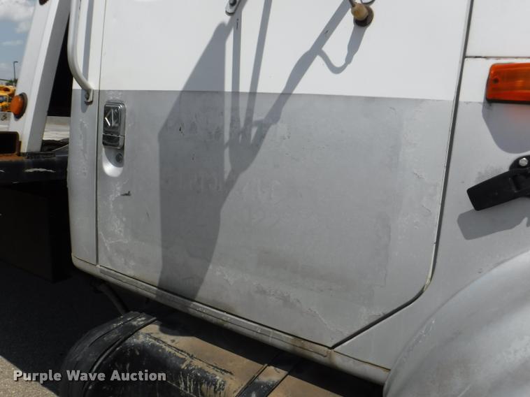 image for item K5915 2001 International 4700 wrecker truck