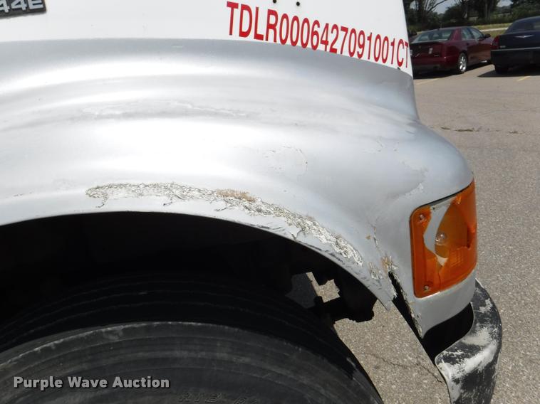 image for item K5915 2001 International 4700 wrecker truck