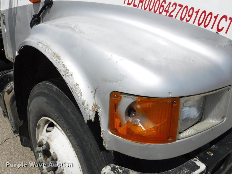 image for item K5915 2001 International 4700 wrecker truck