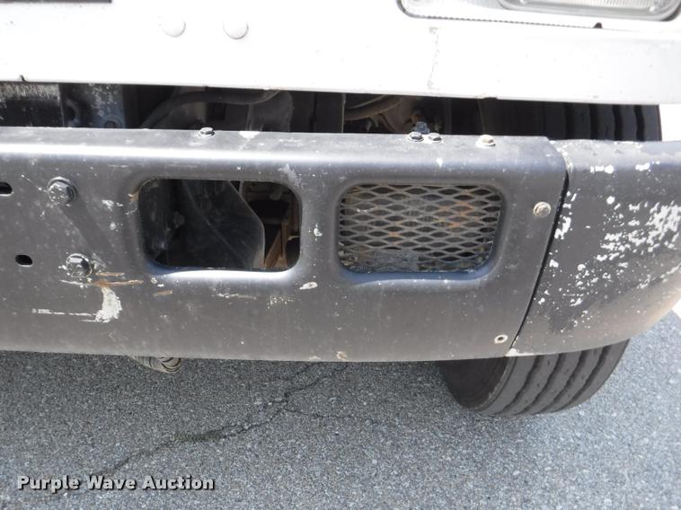 image for item K5915 2001 International 4700 wrecker truck