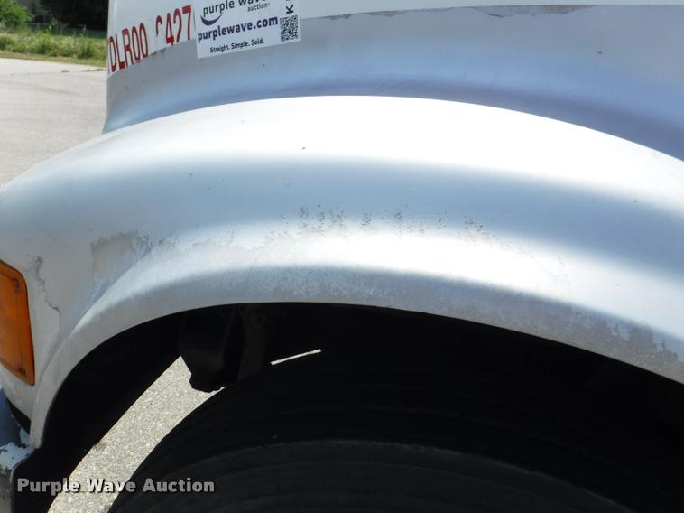 image for item K5915 2001 International 4700 wrecker truck