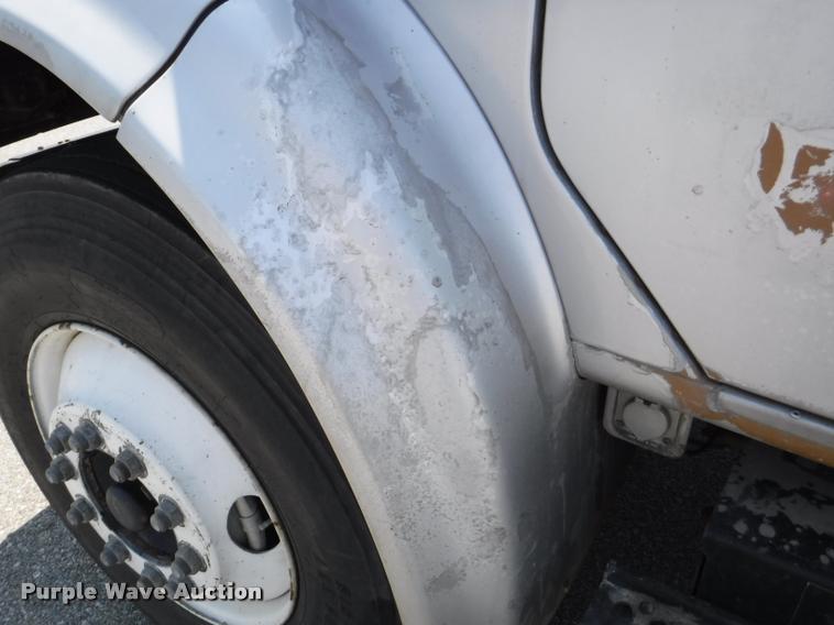 image for item K5915 2001 International 4700 wrecker truck