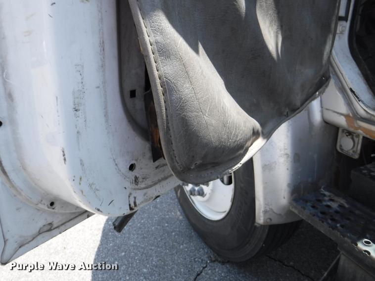 image for item K5915 2001 International 4700 wrecker truck