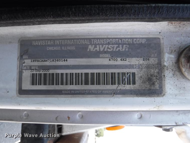 image for item K5915 2001 International 4700 wrecker truck