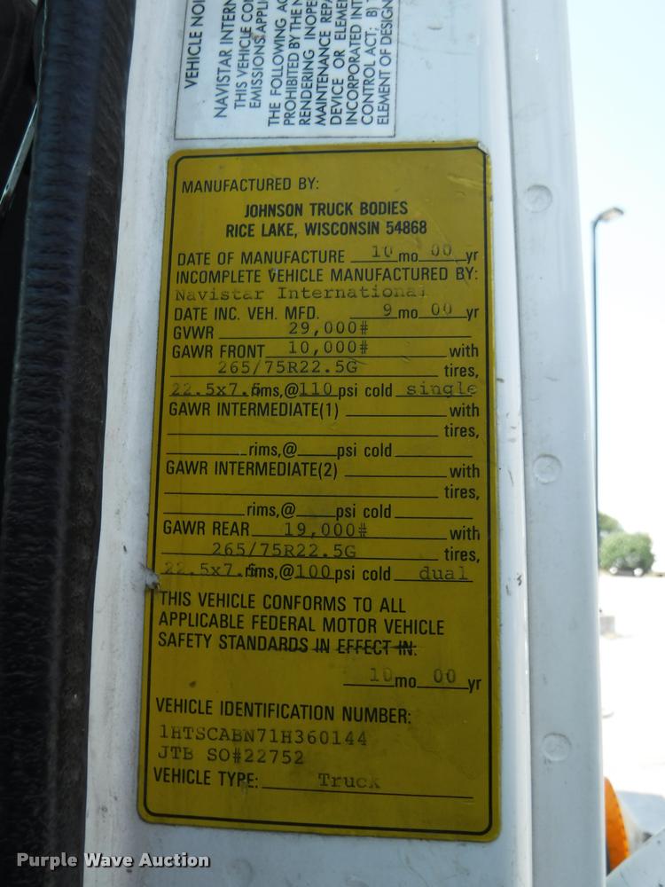 image for item K5915 2001 International 4700 wrecker truck