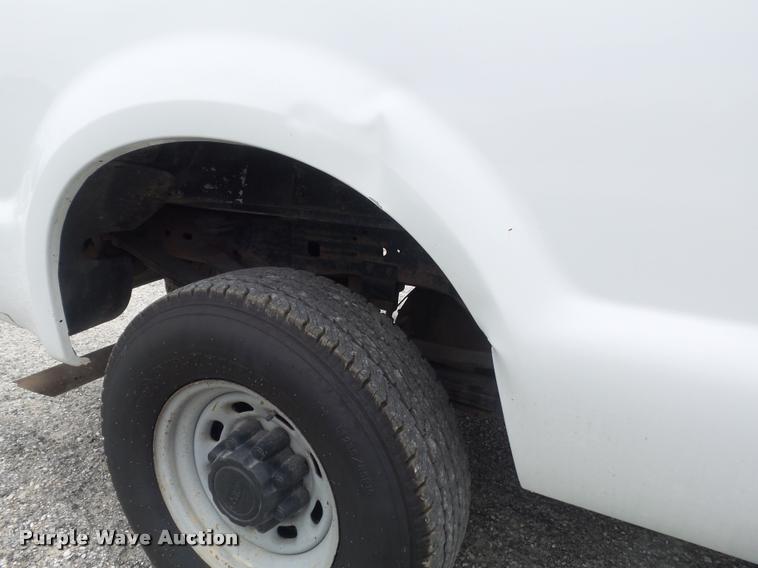 image for item K7585 2003 Ford F250 XLT Super Duty SuperCab pickup truck