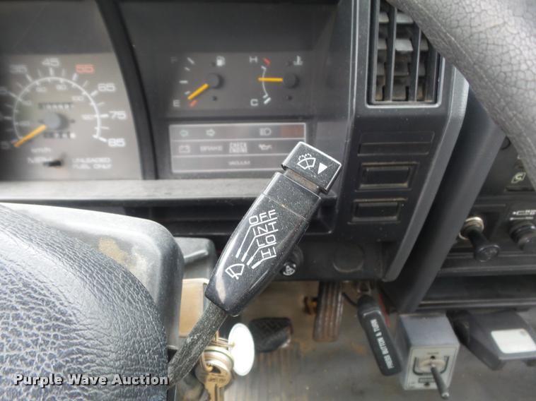 image for item K7591 1994 Isuzu NPR flatbed truck