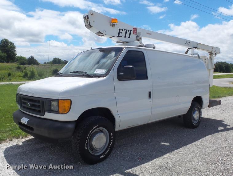 image for item K7595 2004 Ford E350 Super Duty van with bucket lift