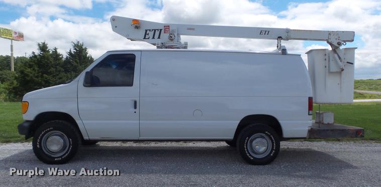 image for item K7595 2004 Ford E350 Super Duty van with bucket lift