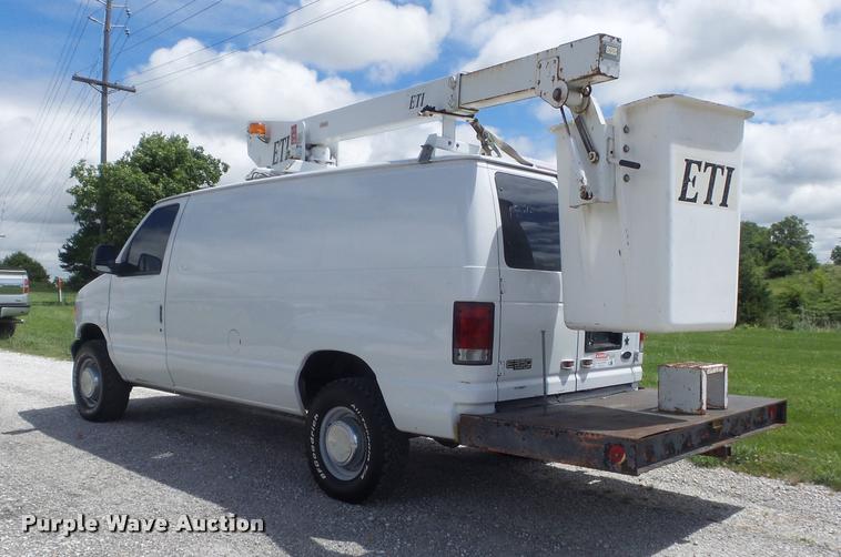 image for item K7595 2004 Ford E350 Super Duty van with bucket lift