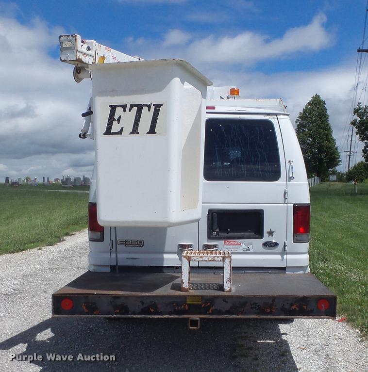 image for item K7595 2004 Ford E350 Super Duty van with bucket lift