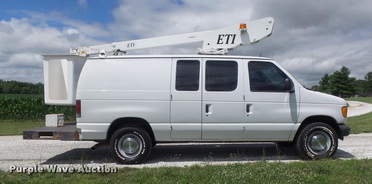 image for item K7595 2004 Ford E350 Super Duty van with bucket lift