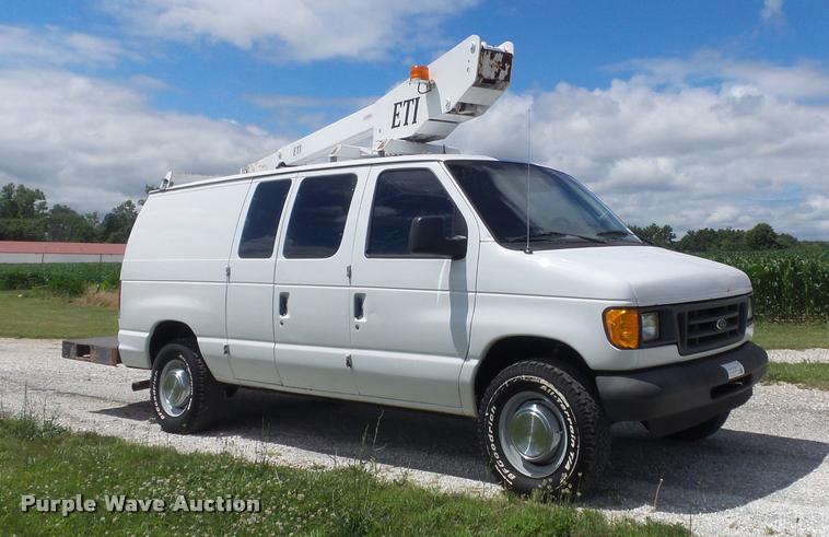 image for item K7595 2004 Ford E350 Super Duty van with bucket lift