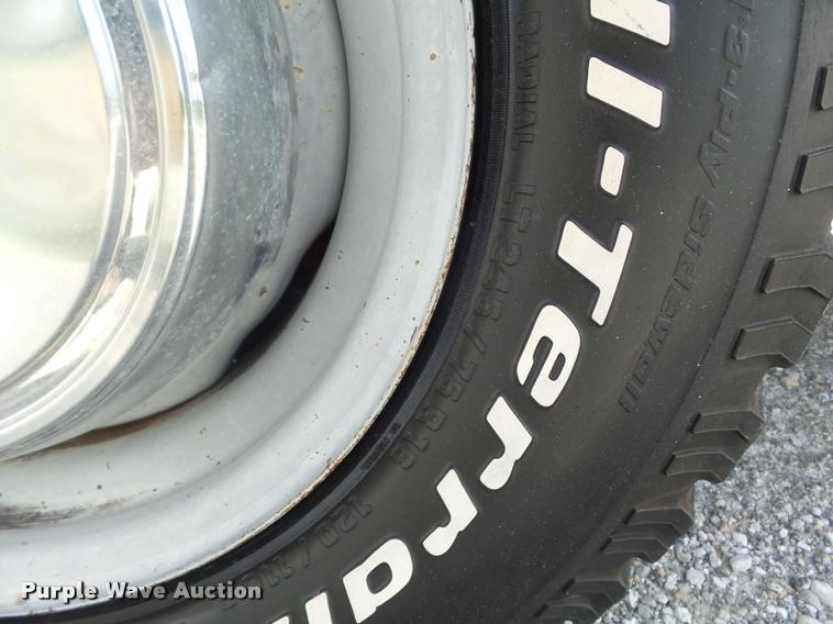 image for item K7595 2004 Ford E350 Super Duty van with bucket lift