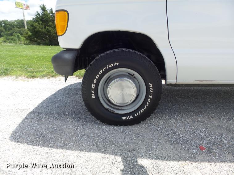 image for item K7595 2004 Ford E350 Super Duty van with bucket lift