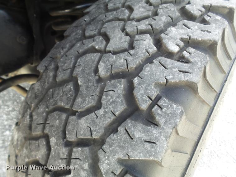 image for item K7595 2004 Ford E350 Super Duty van with bucket lift