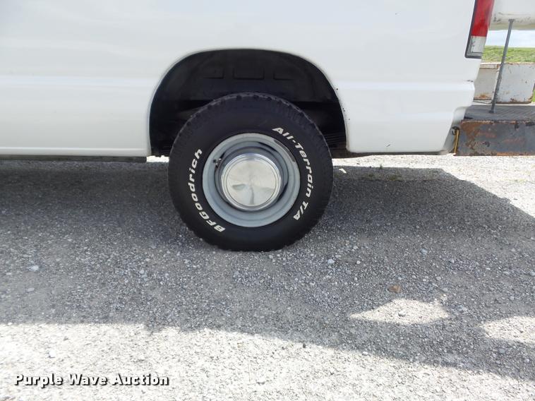 image for item K7595 2004 Ford E350 Super Duty van with bucket lift