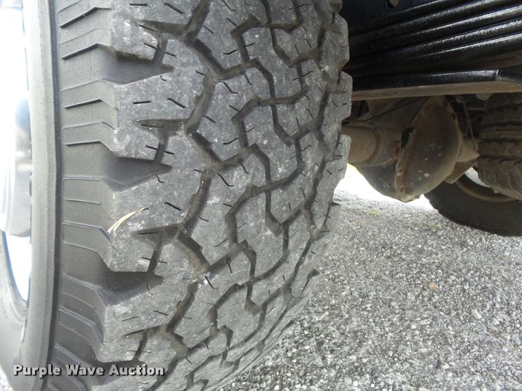 image for item K7595 2004 Ford E350 Super Duty van with bucket lift