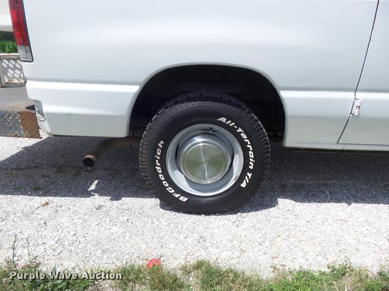 image for item K7595 2004 Ford E350 Super Duty van with bucket lift