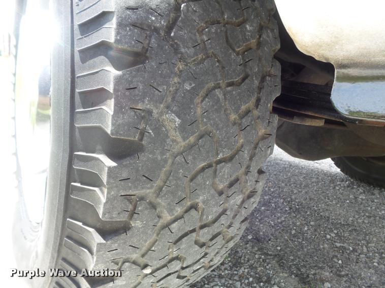 image for item K7595 2004 Ford E350 Super Duty van with bucket lift