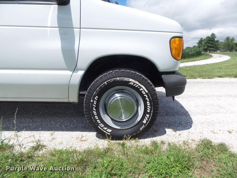 image for item K7595 2004 Ford E350 Super Duty van with bucket lift