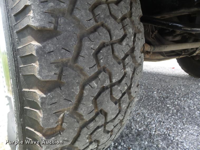 image for item K7595 2004 Ford E350 Super Duty van with bucket lift