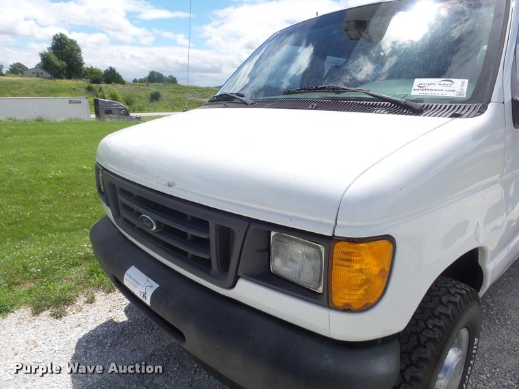 image for item K7595 2004 Ford E350 Super Duty van with bucket lift