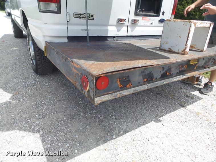 image for item K7595 2004 Ford E350 Super Duty van with bucket lift