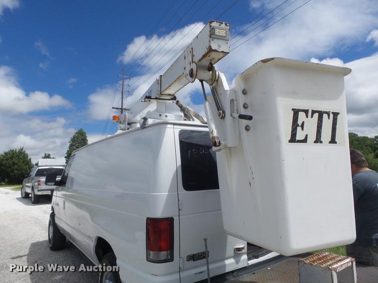 image for item K7595 2004 Ford E350 Super Duty van with bucket lift