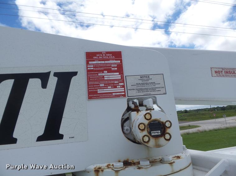 image for item K7595 2004 Ford E350 Super Duty van with bucket lift