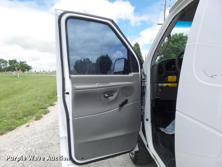 image for item K7595 2004 Ford E350 Super Duty van with bucket lift