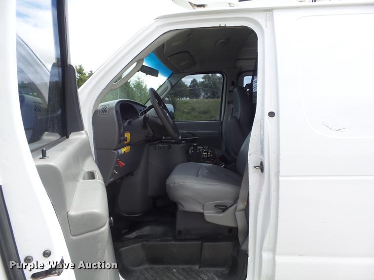 image for item K7595 2004 Ford E350 Super Duty van with bucket lift