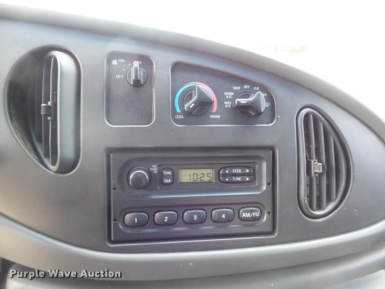 image for item K7595 2004 Ford E350 Super Duty van with bucket lift