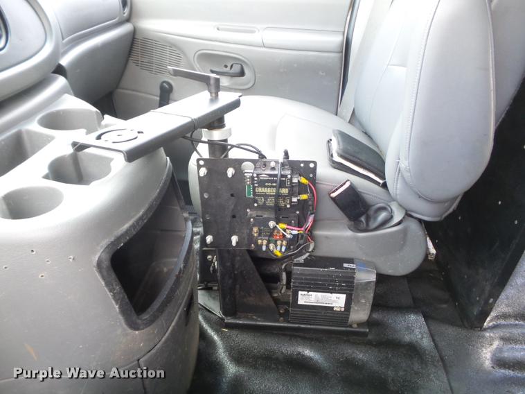 image for item K7595 2004 Ford E350 Super Duty van with bucket lift