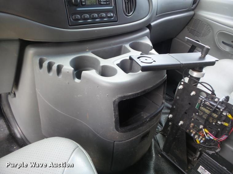 image for item K7595 2004 Ford E350 Super Duty van with bucket lift