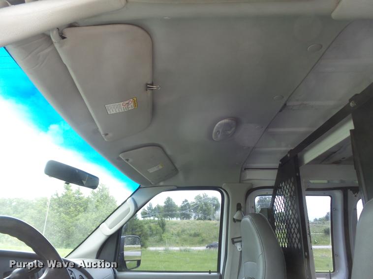 image for item K7595 2004 Ford E350 Super Duty van with bucket lift