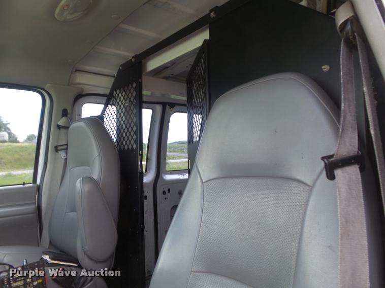 image for item K7595 2004 Ford E350 Super Duty van with bucket lift