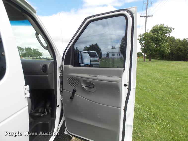 image for item K7595 2004 Ford E350 Super Duty van with bucket lift