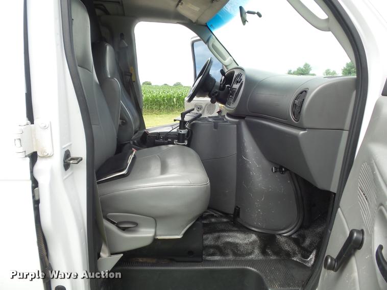 image for item K7595 2004 Ford E350 Super Duty van with bucket lift