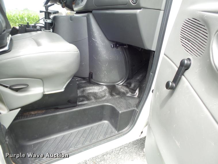 image for item K7595 2004 Ford E350 Super Duty van with bucket lift