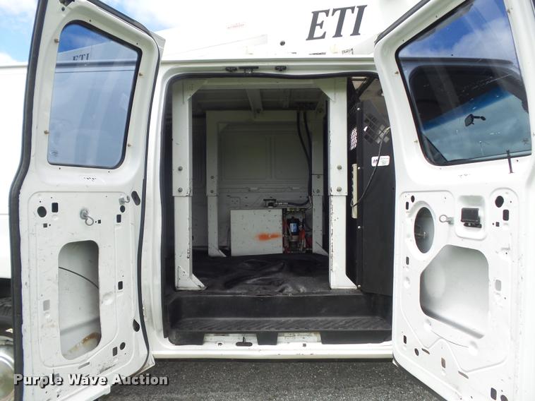 image for item K7595 2004 Ford E350 Super Duty van with bucket lift