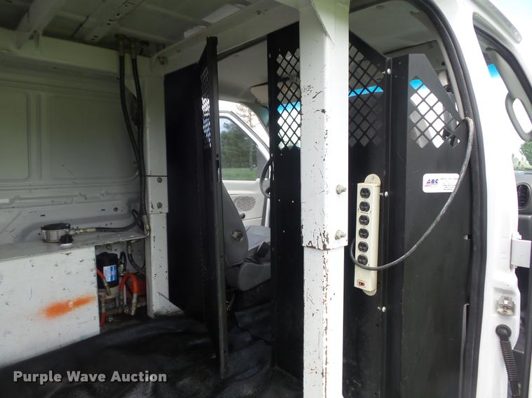 image for item K7595 2004 Ford E350 Super Duty van with bucket lift