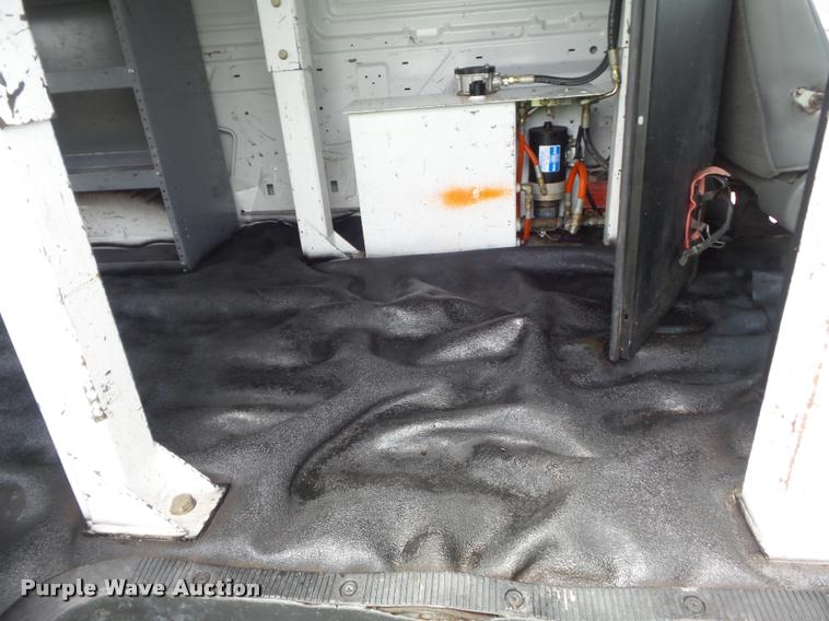 image for item K7595 2004 Ford E350 Super Duty van with bucket lift