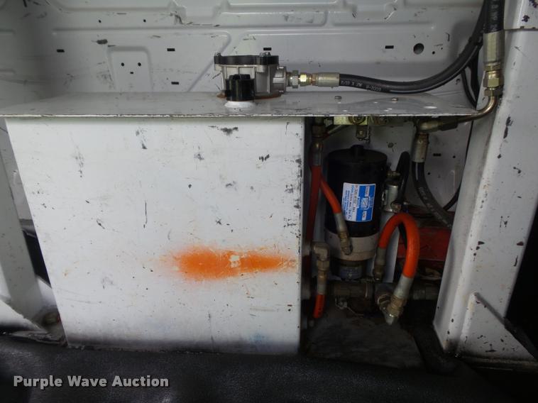 image for item K7595 2004 Ford E350 Super Duty van with bucket lift