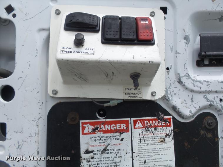 image for item K7595 2004 Ford E350 Super Duty van with bucket lift