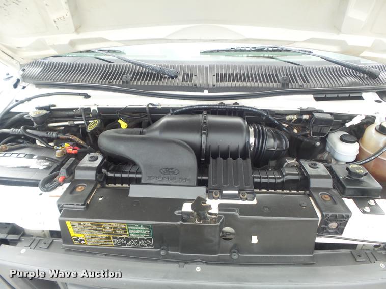 image for item K7595 2004 Ford E350 Super Duty van with bucket lift