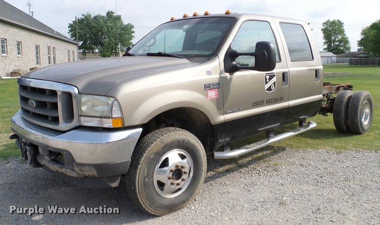 image for item L3135 2002 Ford F350 Super Duty Crew Cab pickup truck cab and chassis