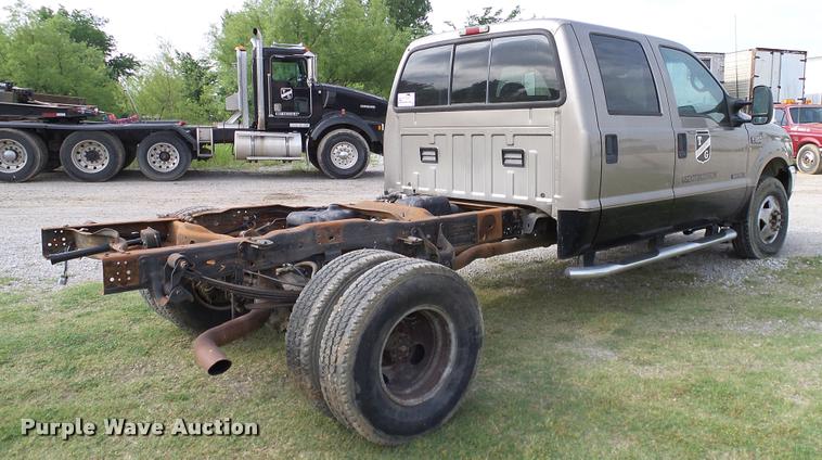 image for item L3135 2002 Ford F350 Super Duty Crew Cab pickup truck cab and chassis